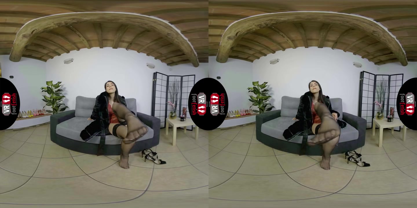 Hot sexy toes of Petra wiggle and spread right in your face in virtual reality - VRFootFetish