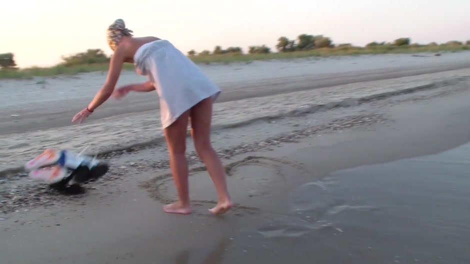 Amateur oral sex and high energy pussy fuck on the beach