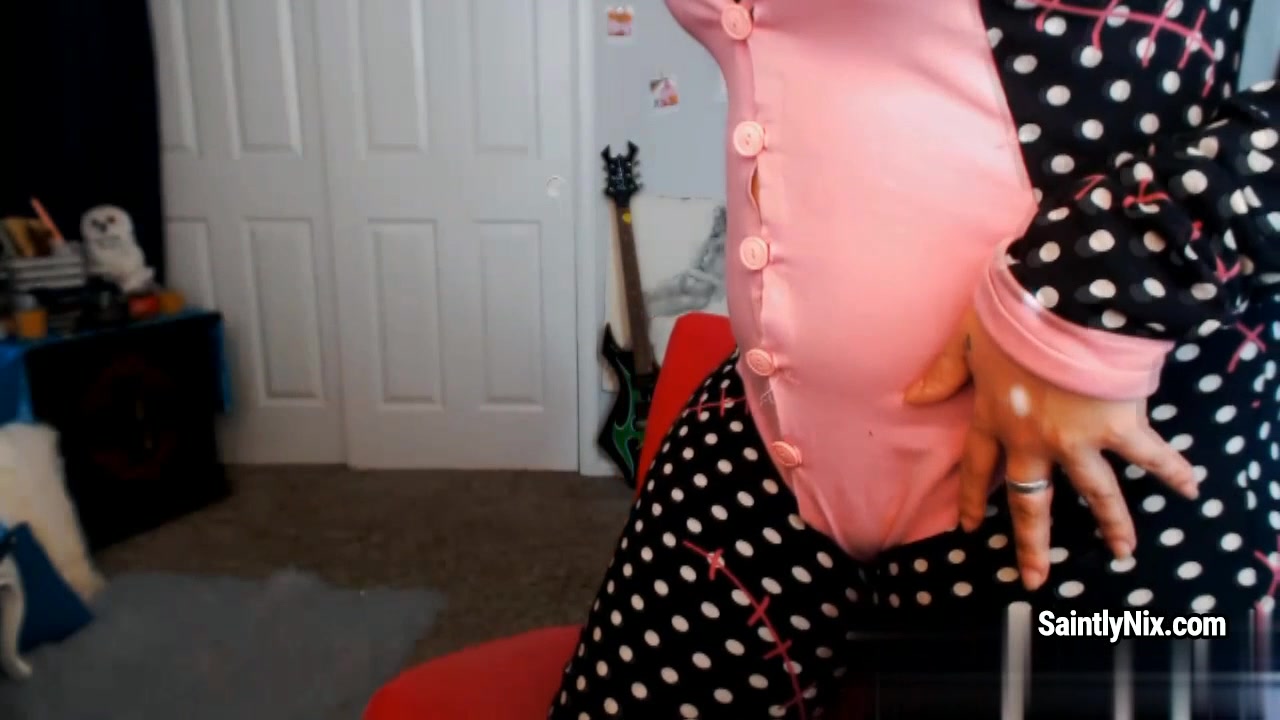 Fatty whore Saintly Nix plays with a glass dildo