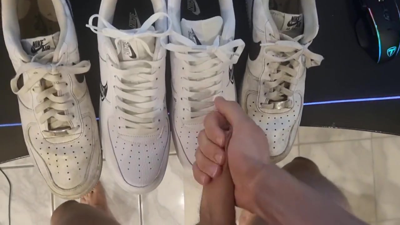 Gay Boy - Jerks Off On His Sneakers And