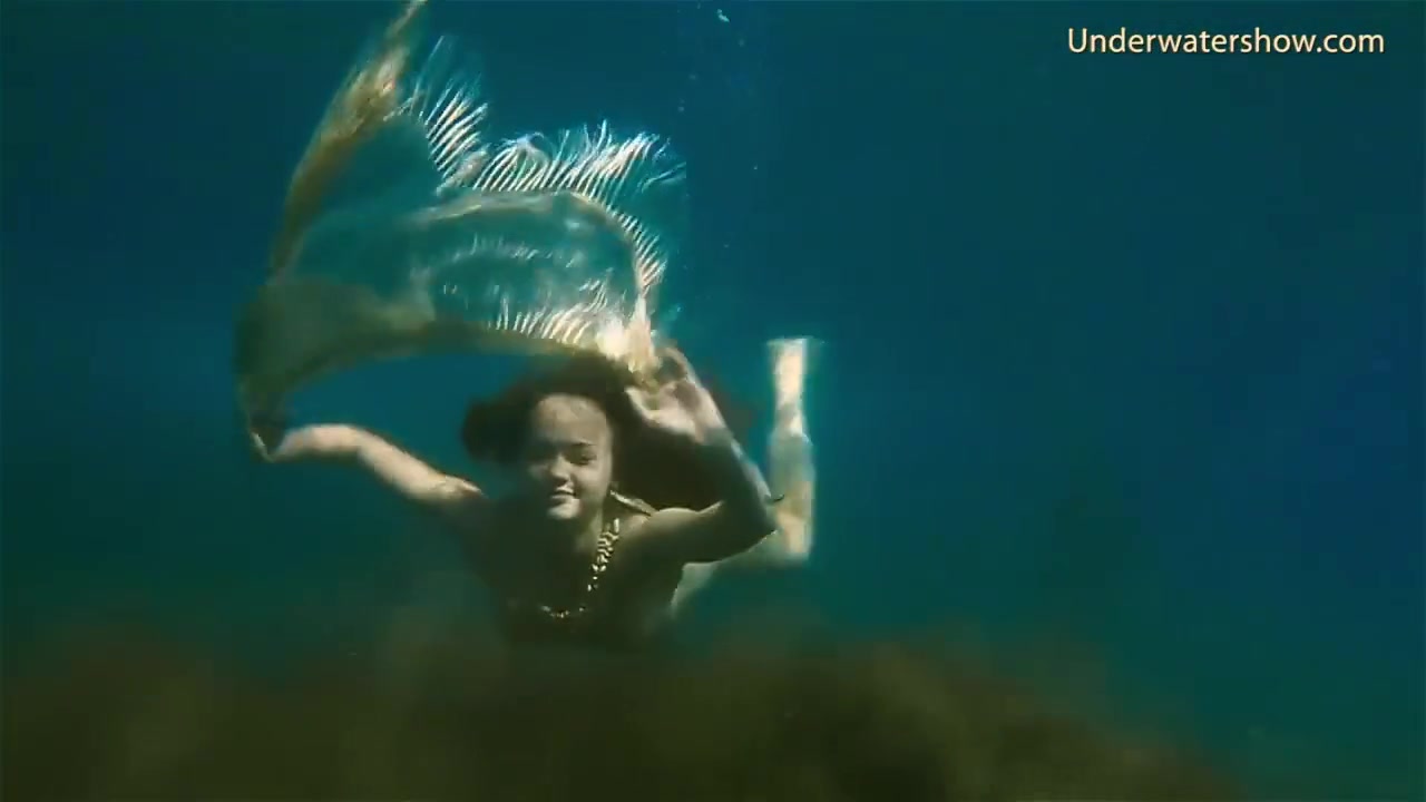 Hot Babe Swims In The Sea Like A Mermaid