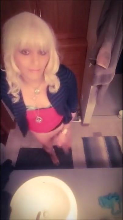 Blonde tranny solo cum