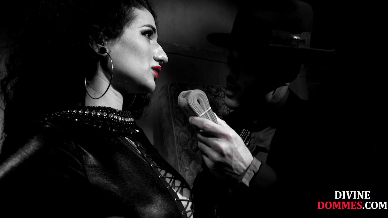 Divine dommes pegging guy with strapon before facesitting