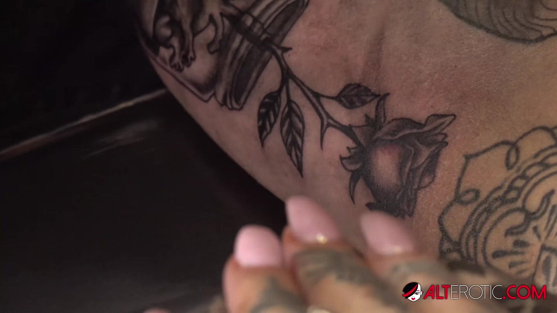 Amber Luke masturbates while getting tattooed