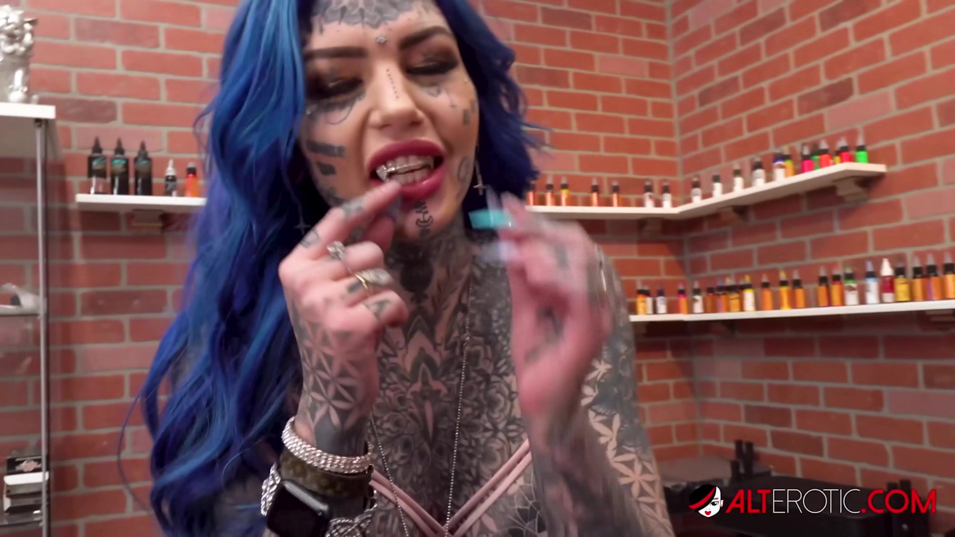 Amber Luke Pays Her Ass Tattoo with Her Pussy - AltErotic