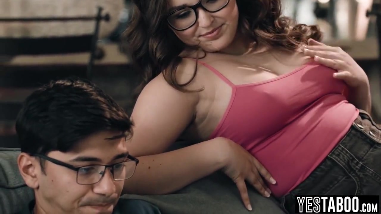 Curvy Ass Stepsis Tricks And Fucks Stepbro - Leana Lovings