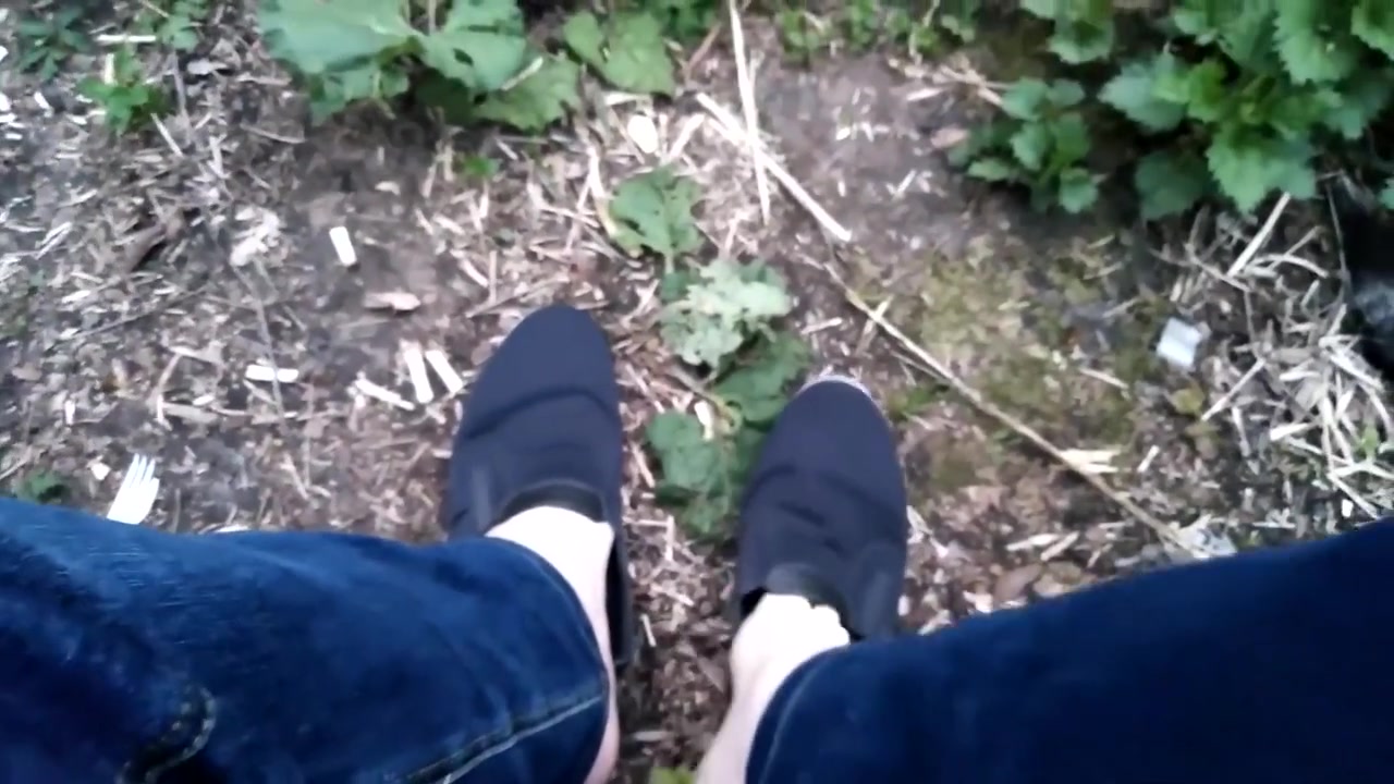 Artem Soset Sam Sebe Drochit Nogami Lizhet Konchil V Lesu Self Suck Autofellatio Self Footjob