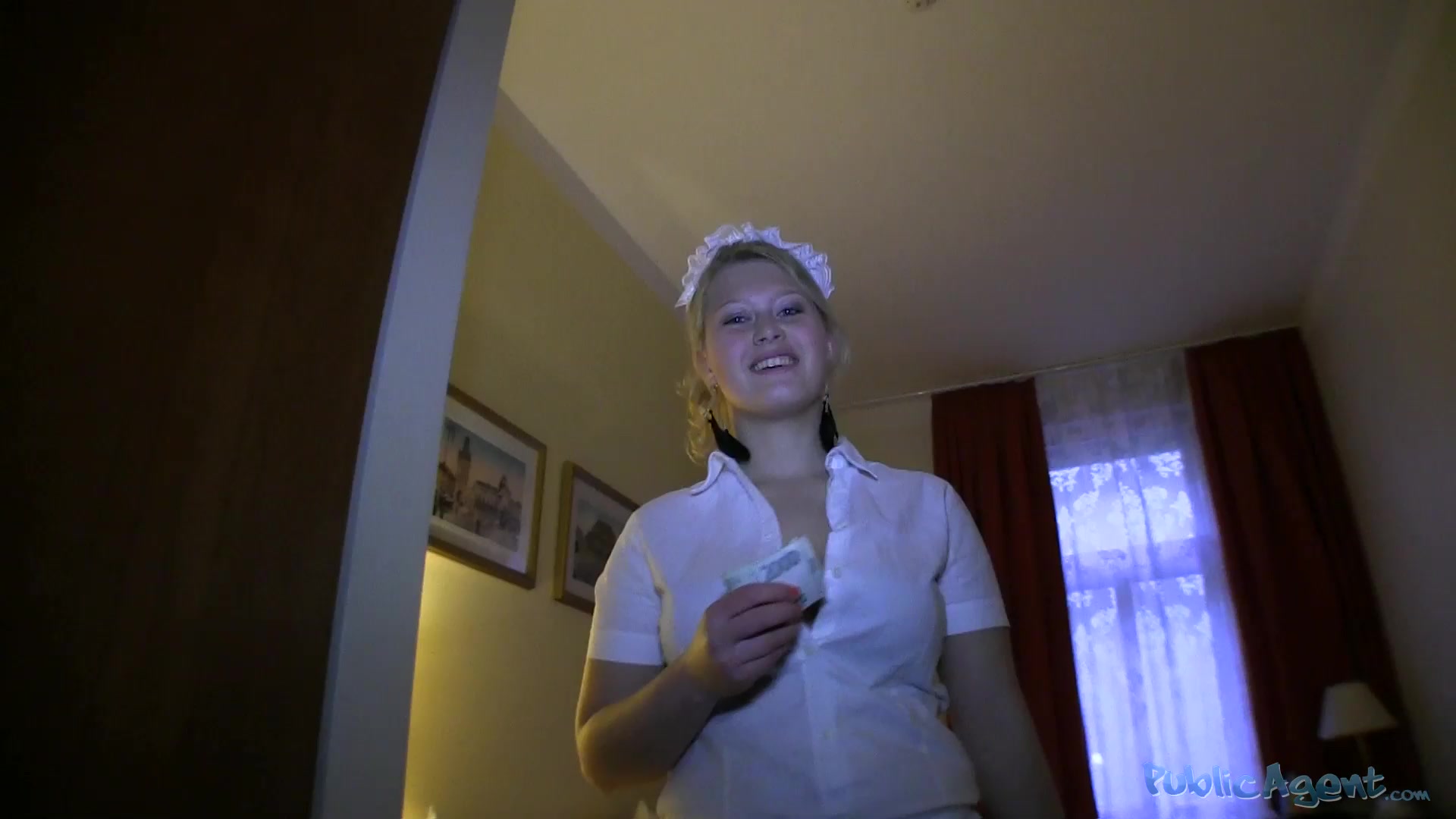 Amateur hardcore sex with blonde chick in the hotel room