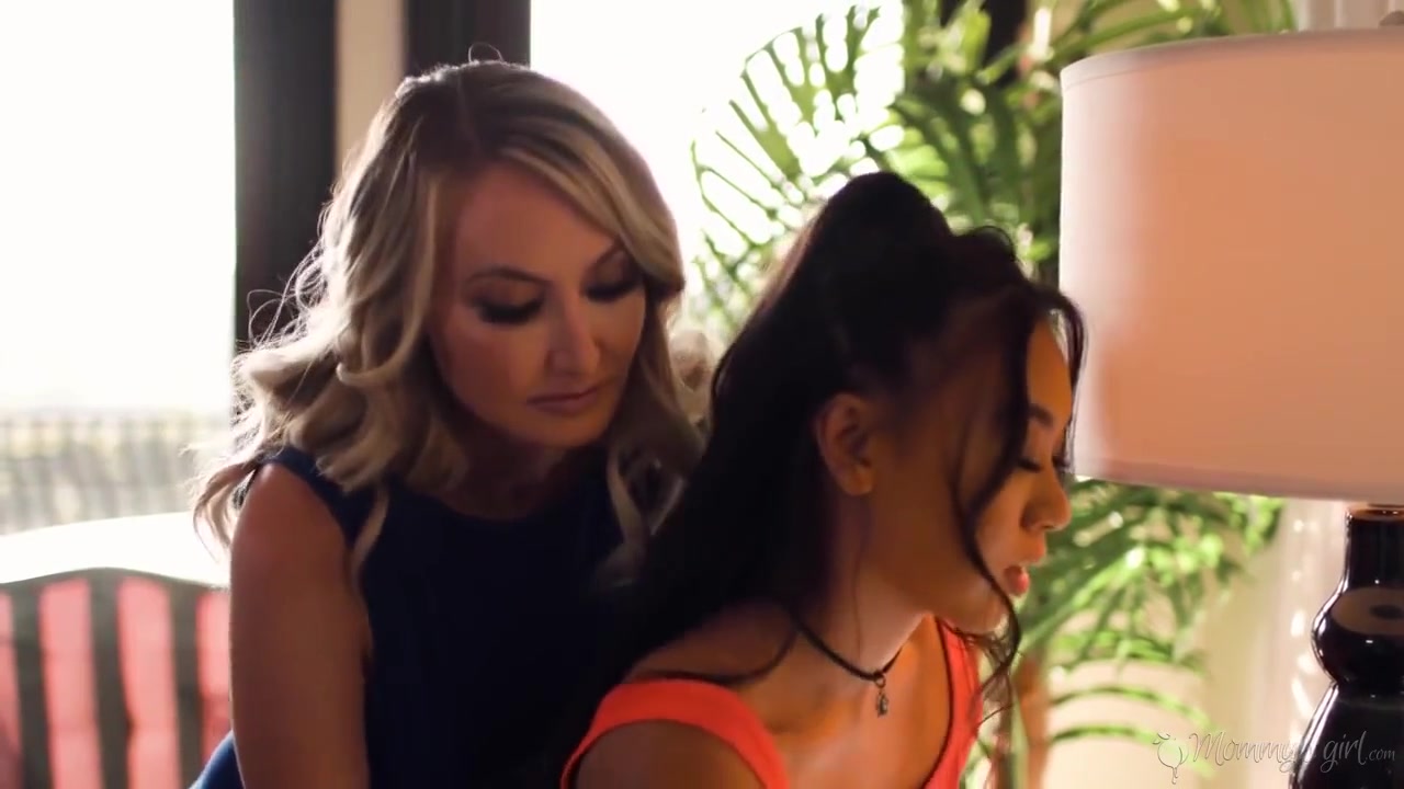 Kendra And Kimmy Had Steamy Sex In Front Of Penny 2
