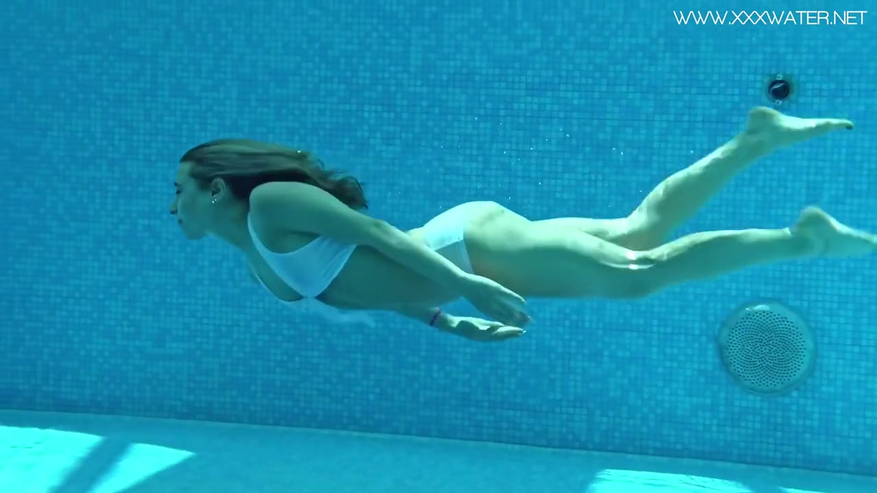 Hot Us Blondie Swims Naked In The Pool - Lindsay Cruz