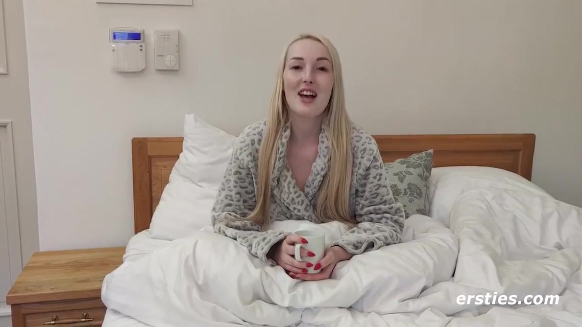 Blonde Babe Andy Masturbates For