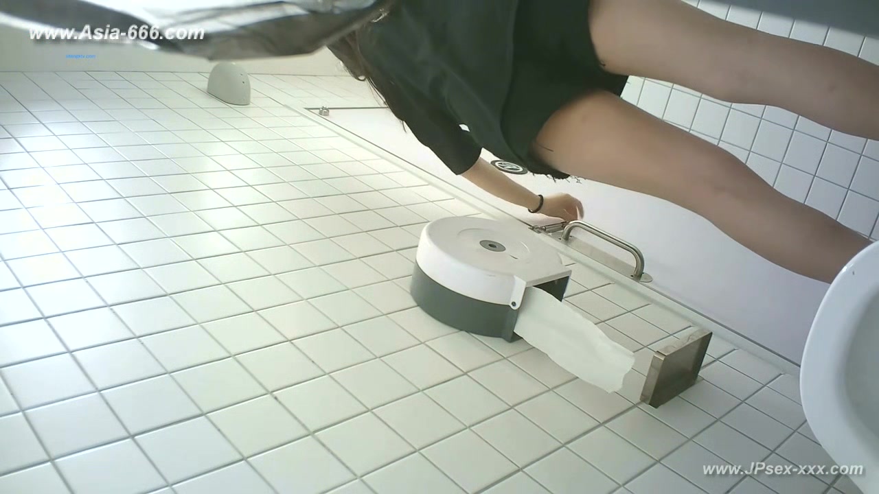 chinese girls go to toilet.***