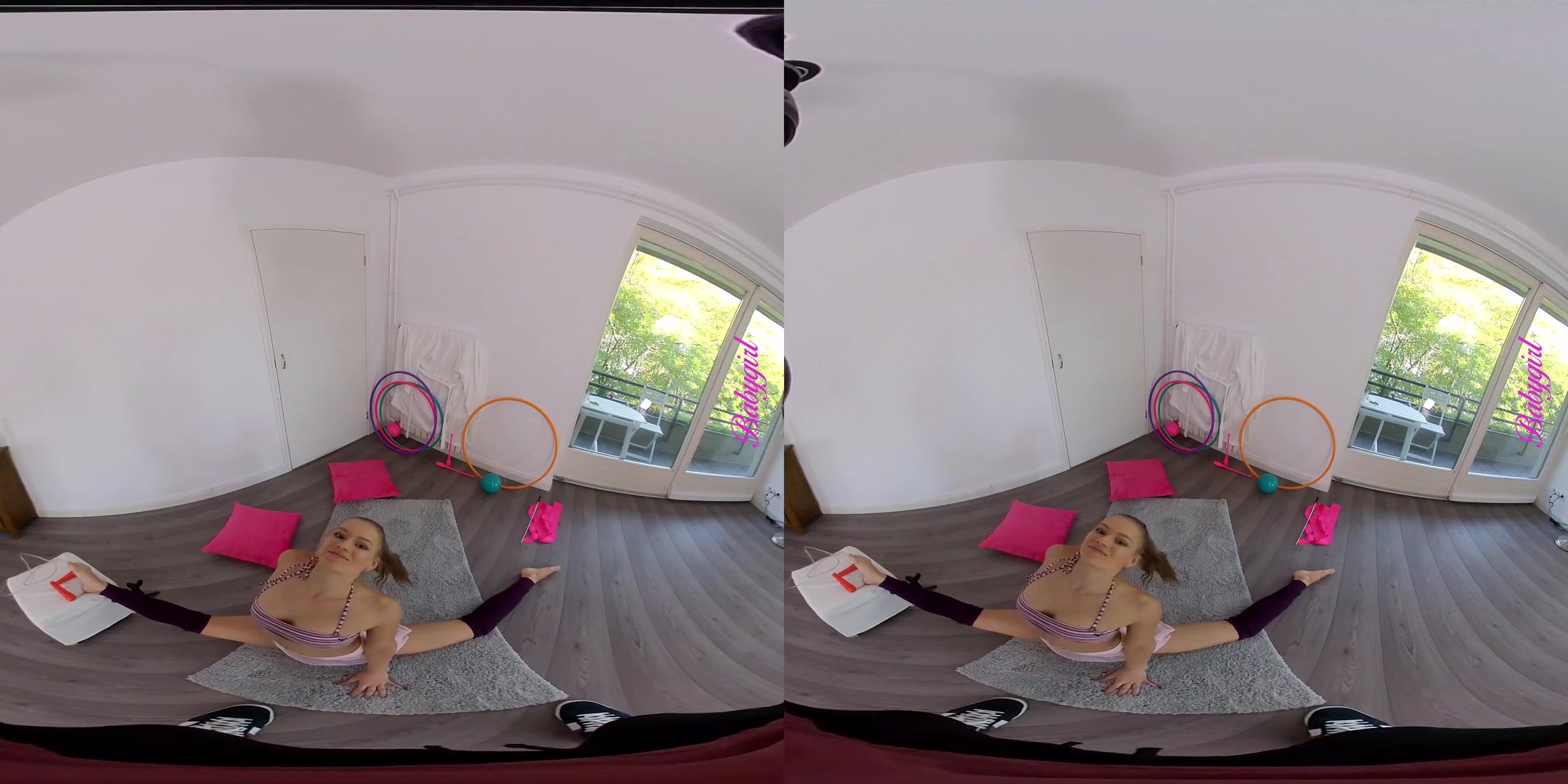 Mia Split in 18yo Flexible Gymnast - Mirror - perVRt