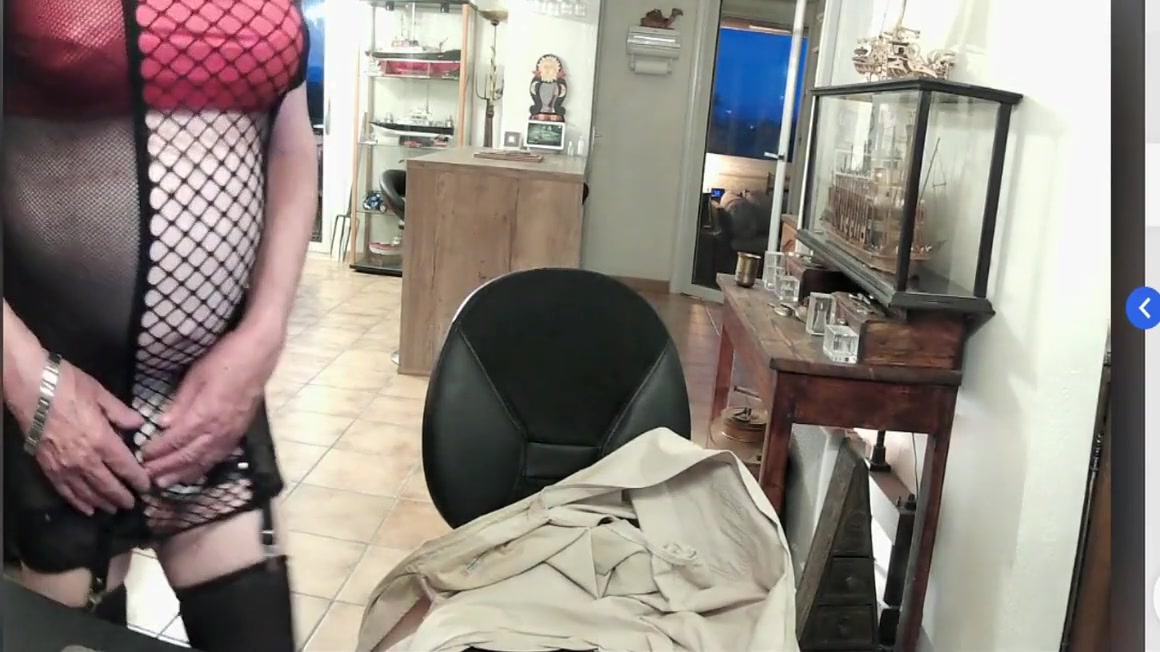 Diana Shows Her Ass