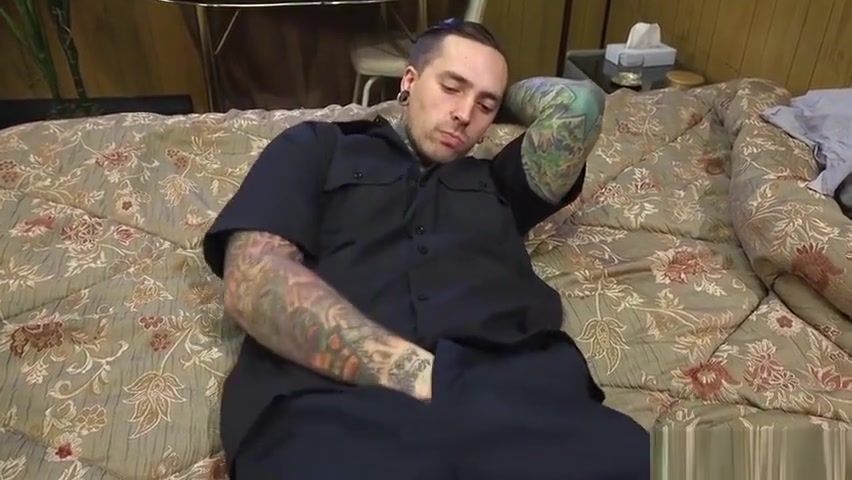 Tranny fucks her tattooed housecleaner