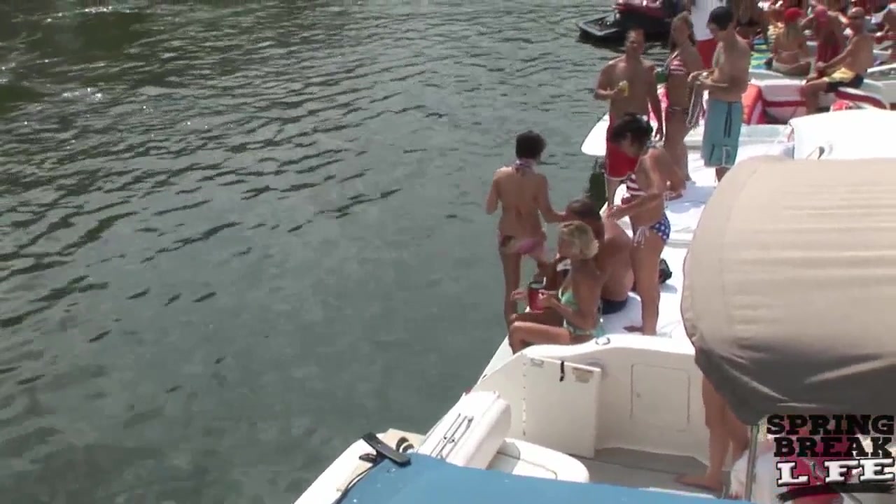 Wild House Boat Party on Lake of the Ozarks Missouri - SpringbreakLife