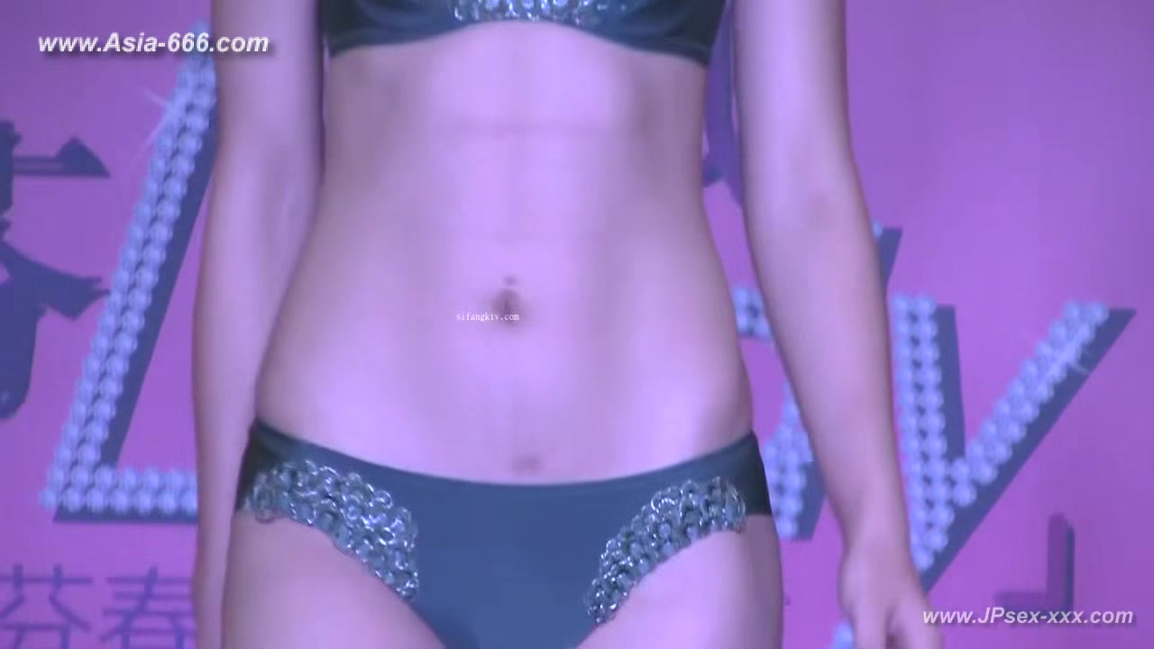 Chinese model in sexy lingerie show.4