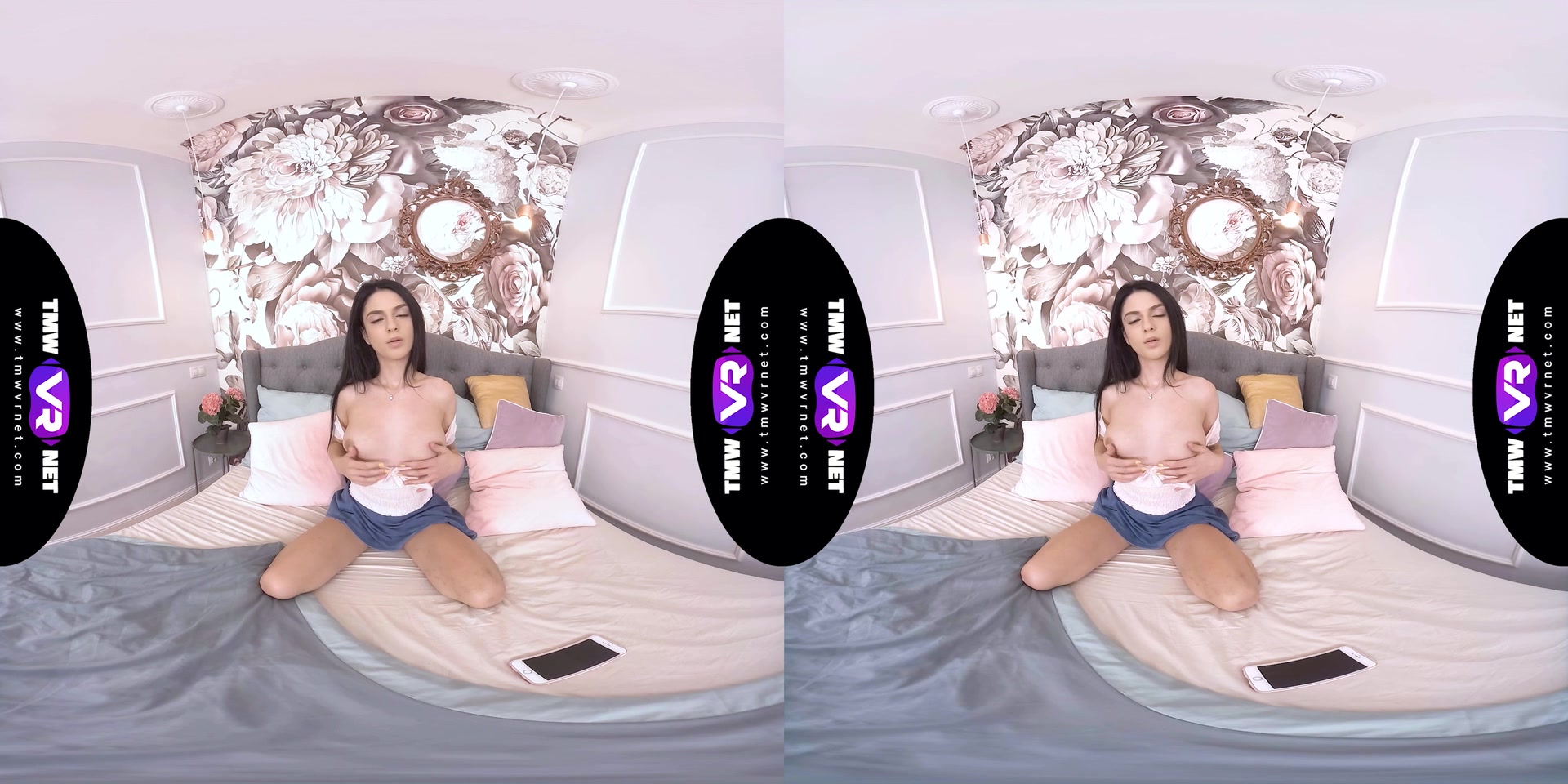 Orgasming with a phone in her hands - TmwVRnet