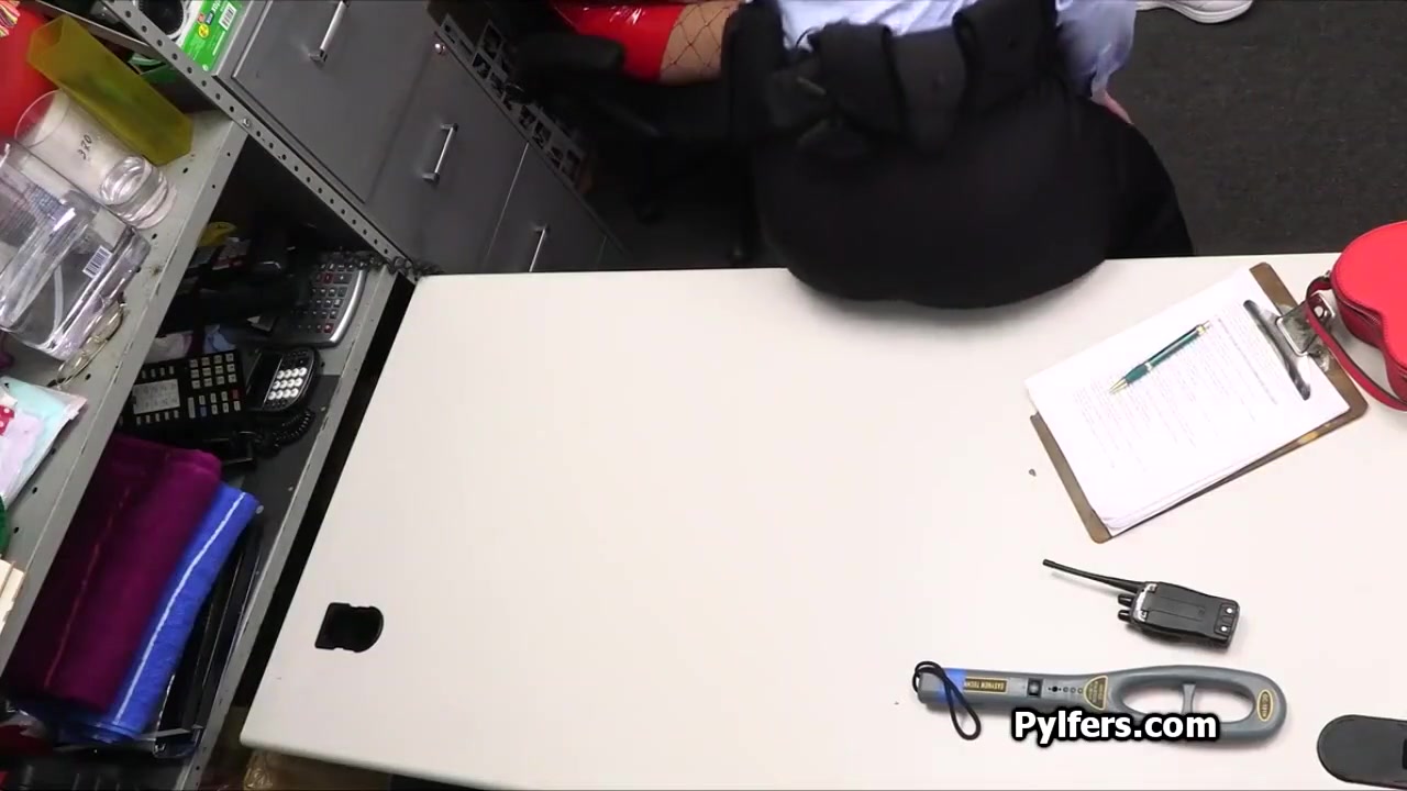 Extra Curvy Female Mall Cop In A Threeway With Pilfers