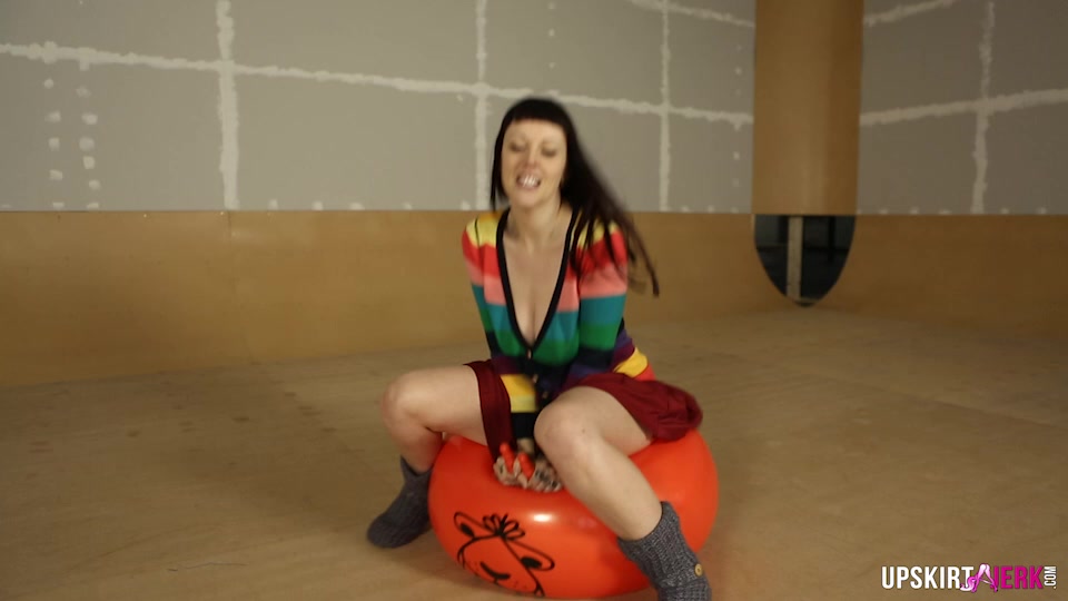 Shay Hendrix "Watch Me Bounce" - UpskirtJerk