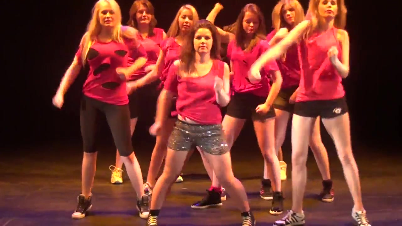Karlijn Verhagen dancing