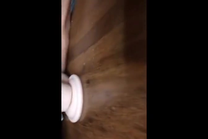 Travesti peituda sentando no consolo