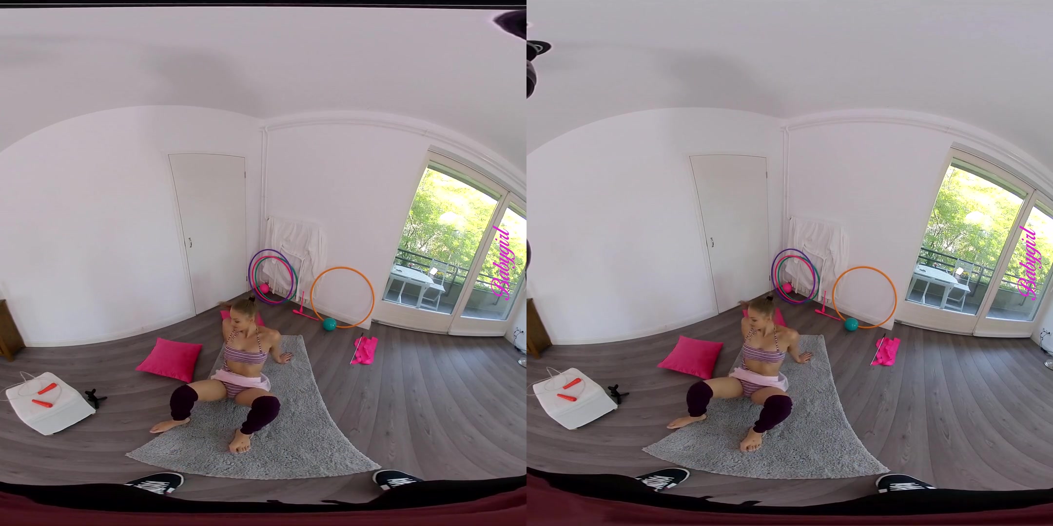Mia Split in 18yo Flexible Gymnast - Mirror - perVRt