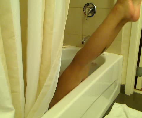 Bootylicious babe shows off in the shower