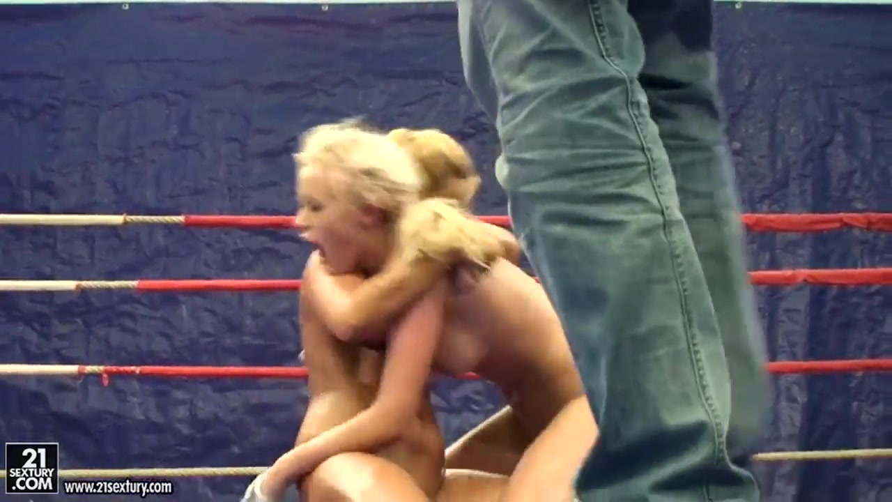 Sexy girlfriends Linda Ray and Lioness are hunters for pleasure at the ring