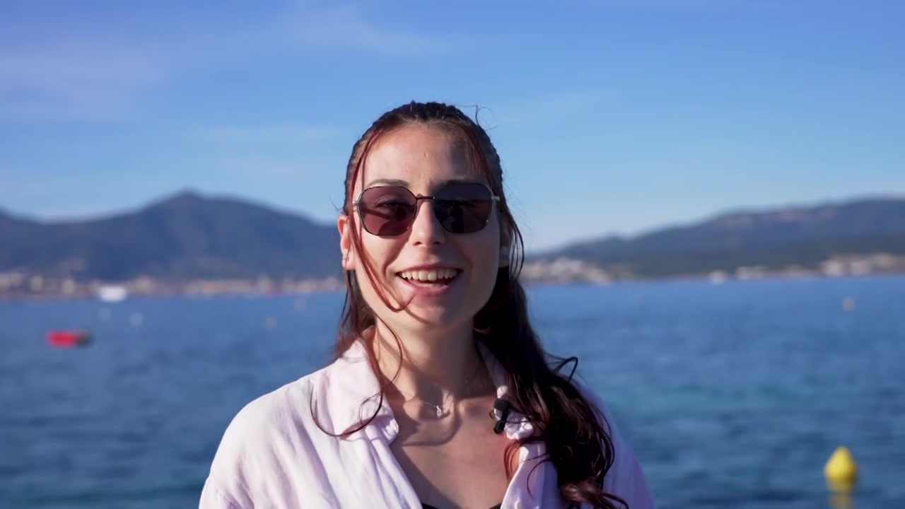 As delighted as she is excited, Alicia, 43, takes on two men! - Jacquie et Michel TV