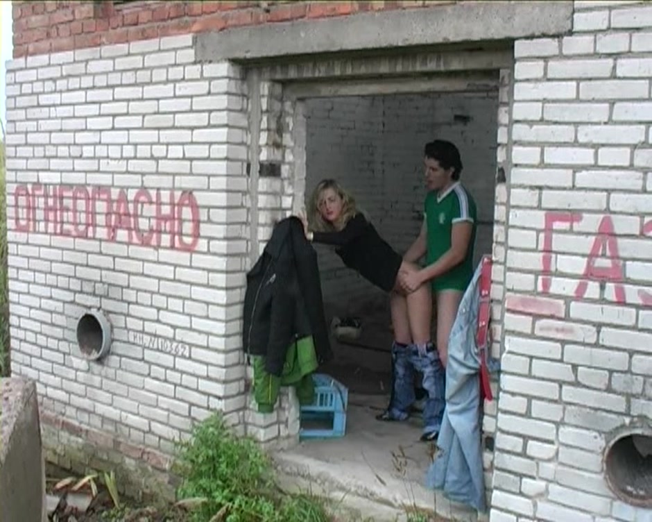 Xandy in outdoor sex video showing a hot bimbo having sex