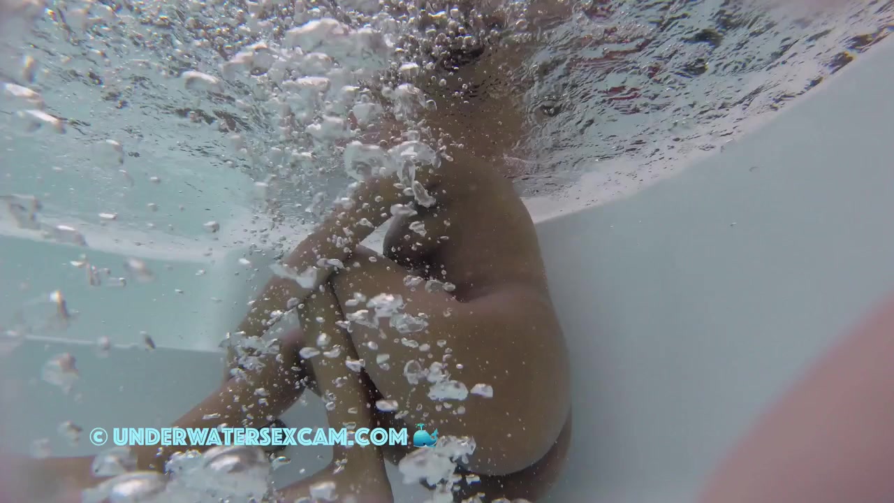 This Incredible Black Teen Is Naked In The Sauna For The First Time
