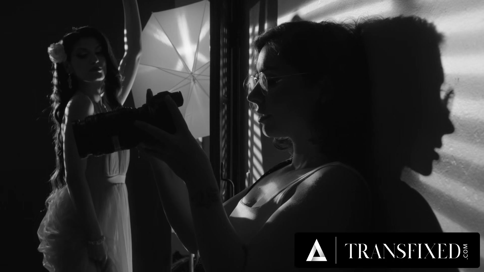 TRANSFIXED - Model Zariah Aura Rough Fucks Doggystyle PAWG Photographer Tommy King & Cums On Her Ass