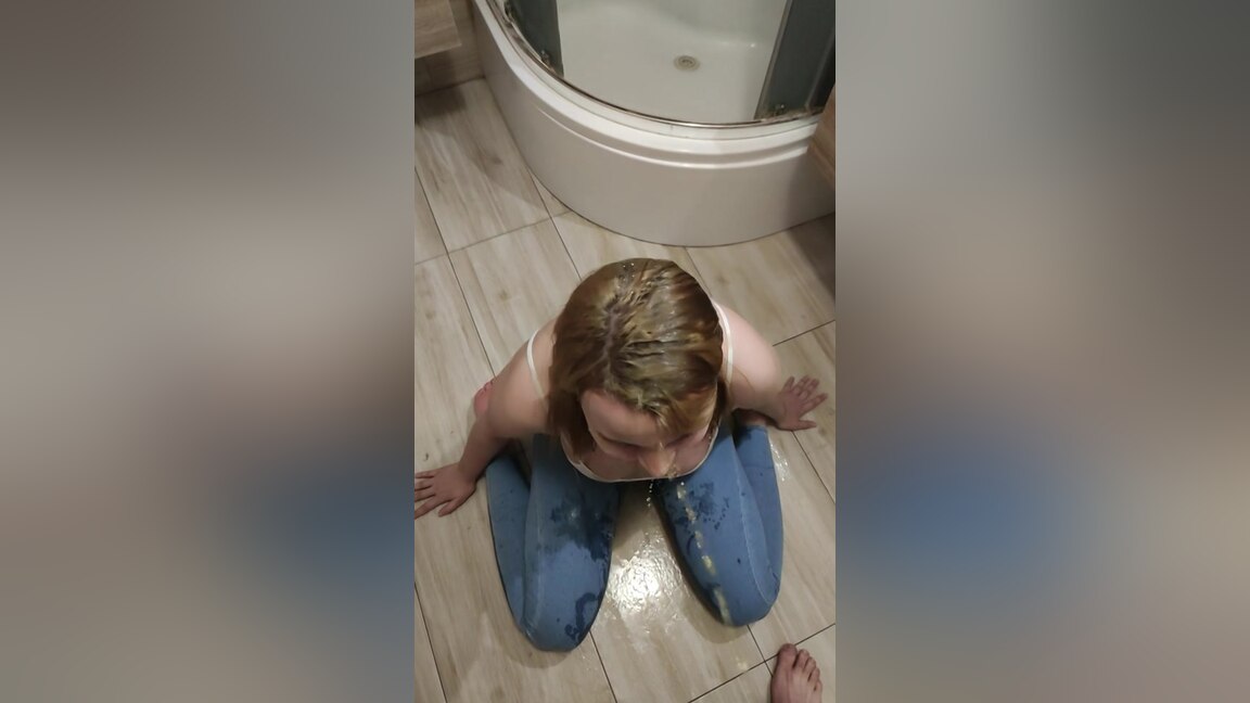 I Piss My Pants And Play With It - Kinky Amy