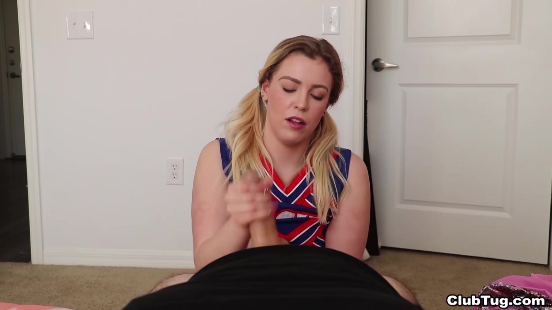 Cheerleader Handjob [ClubTug]