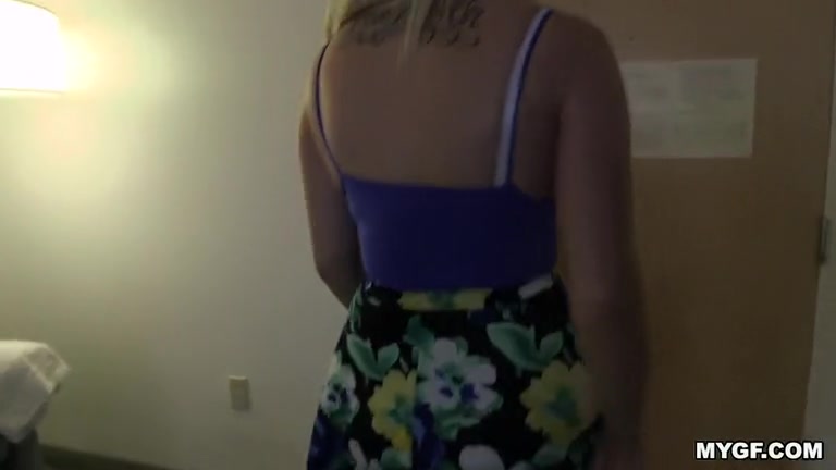 Dude drilling his girlfriend's twat in a hotel room