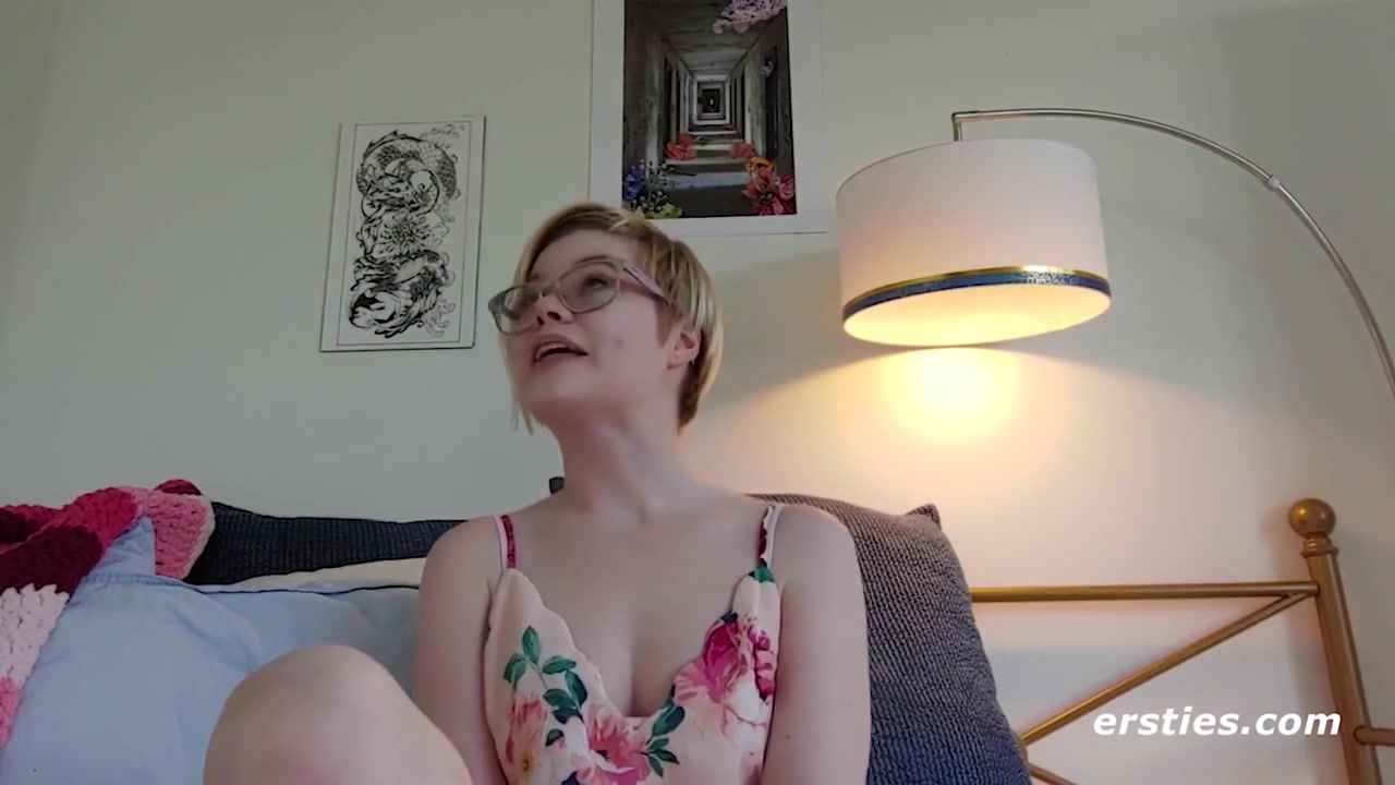 American Hottie Plays With Her Pussy Before Going Anal