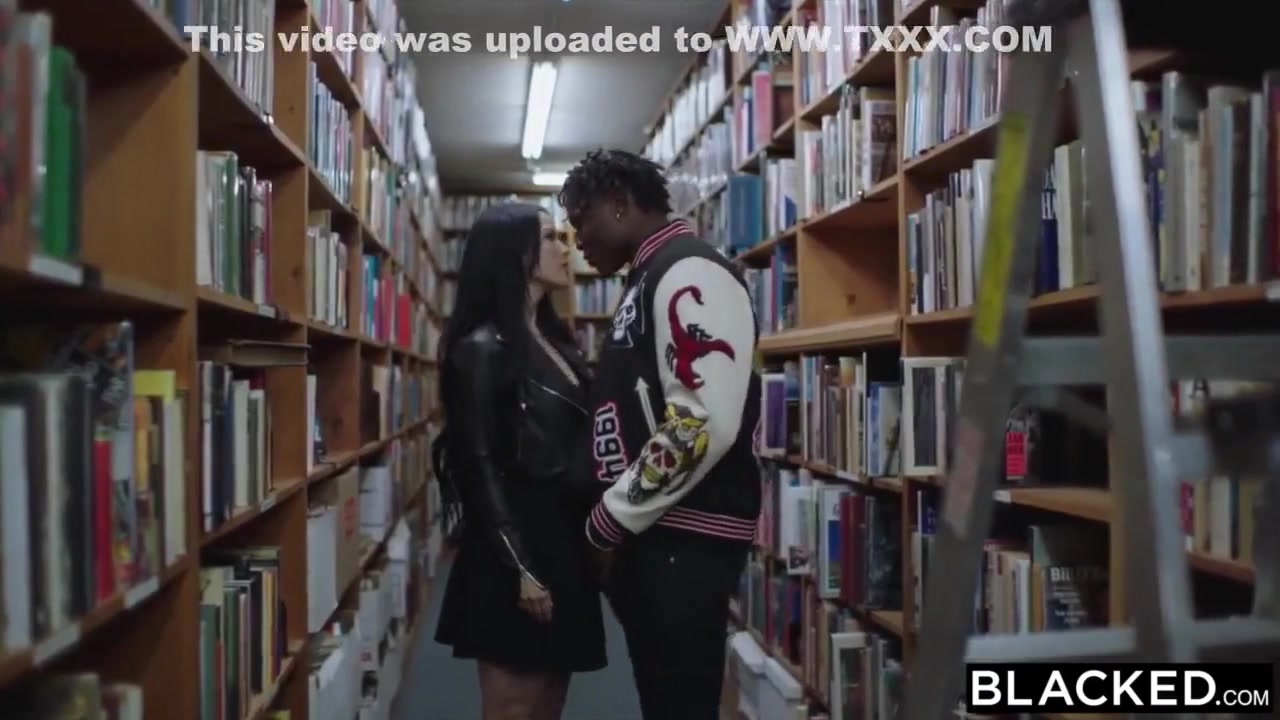 This Big Black Cock Queen Finds Black Nerd With Huge Chopper !