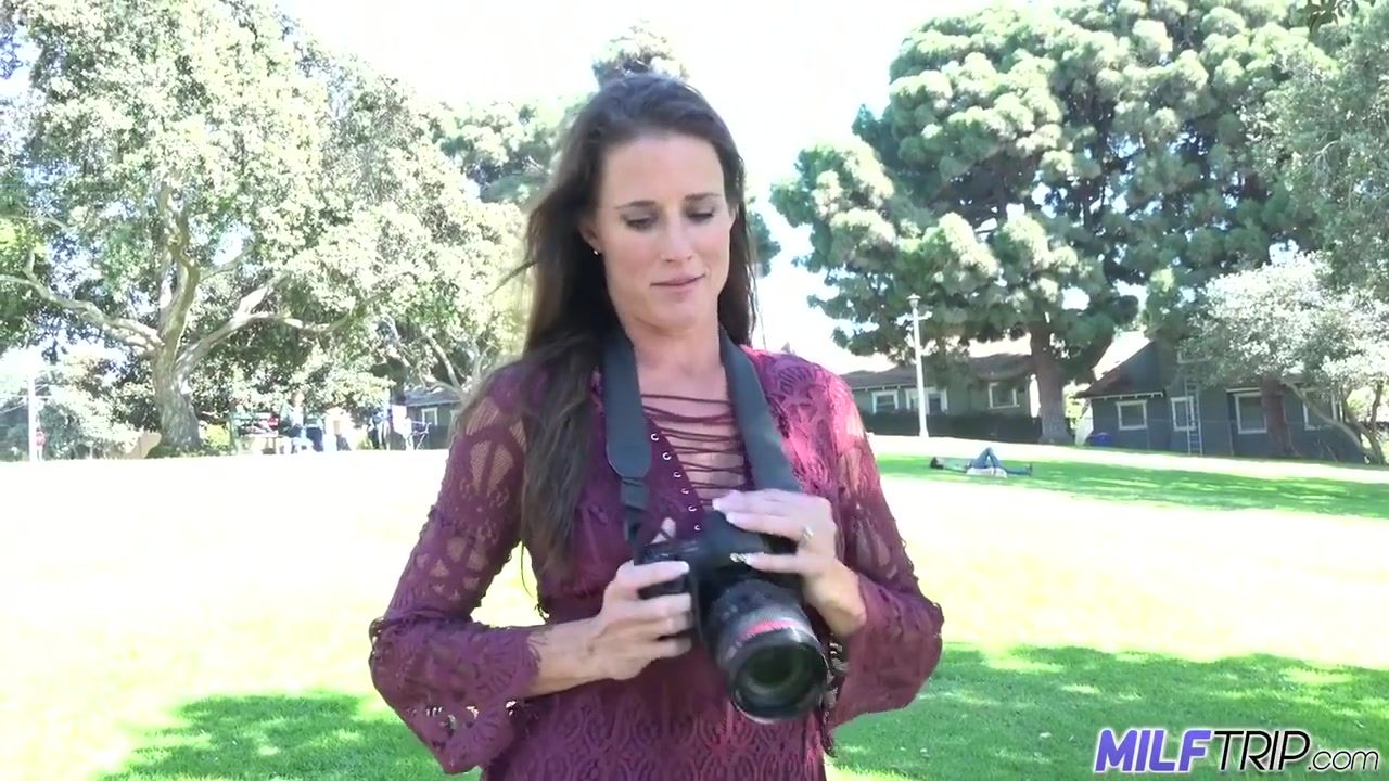 Sofie Marie In Bald Pussy Milf Photographer Chick Found At The Park