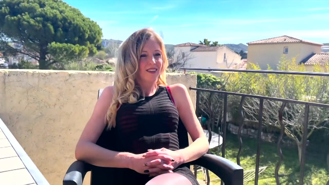 Victoria, from dominant to submissive - Jacquie et Michel TV