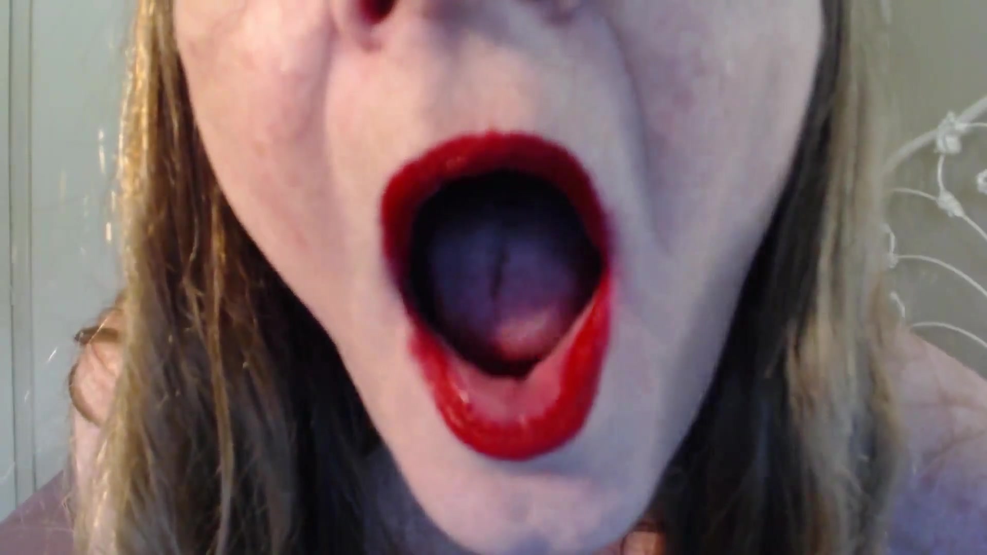 Horny Red Lips - TacAmateurs