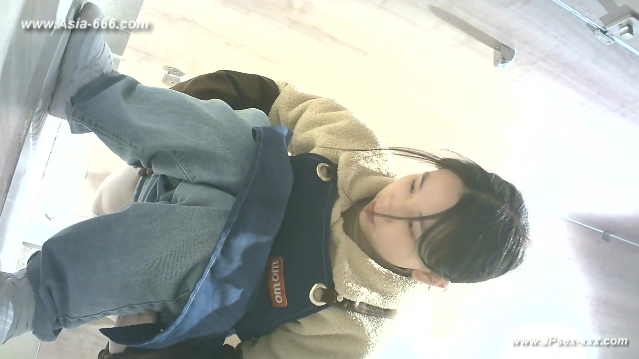 chinese girls go to toilet.322