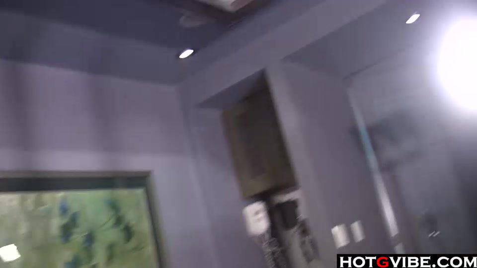 Solo hottie fingers herself