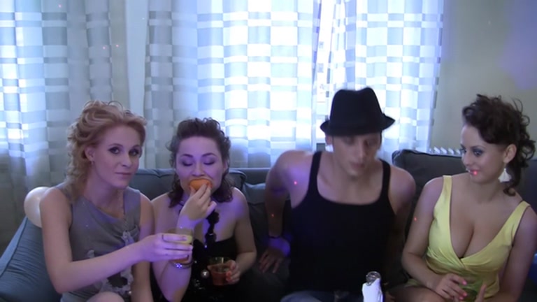 Hot sweethearts in lesbo fucking