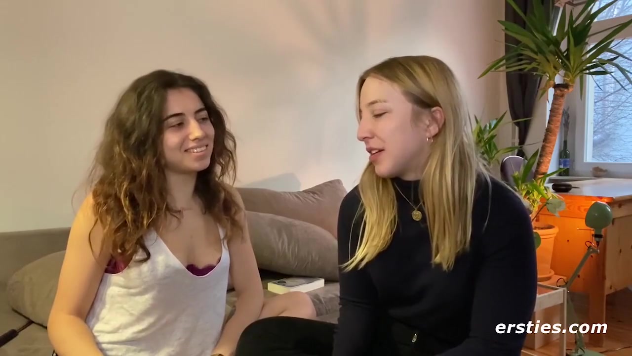 Facesitting Und Heibe Finger-action Mit Kara Und Zoe Aus Berlin