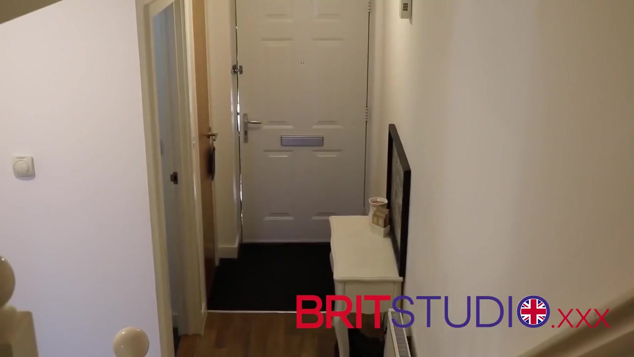 Britanskaya 18-letnyaya Shkolnica Delaet Svoemu Svodnomu Bratu Minet I Glotaet