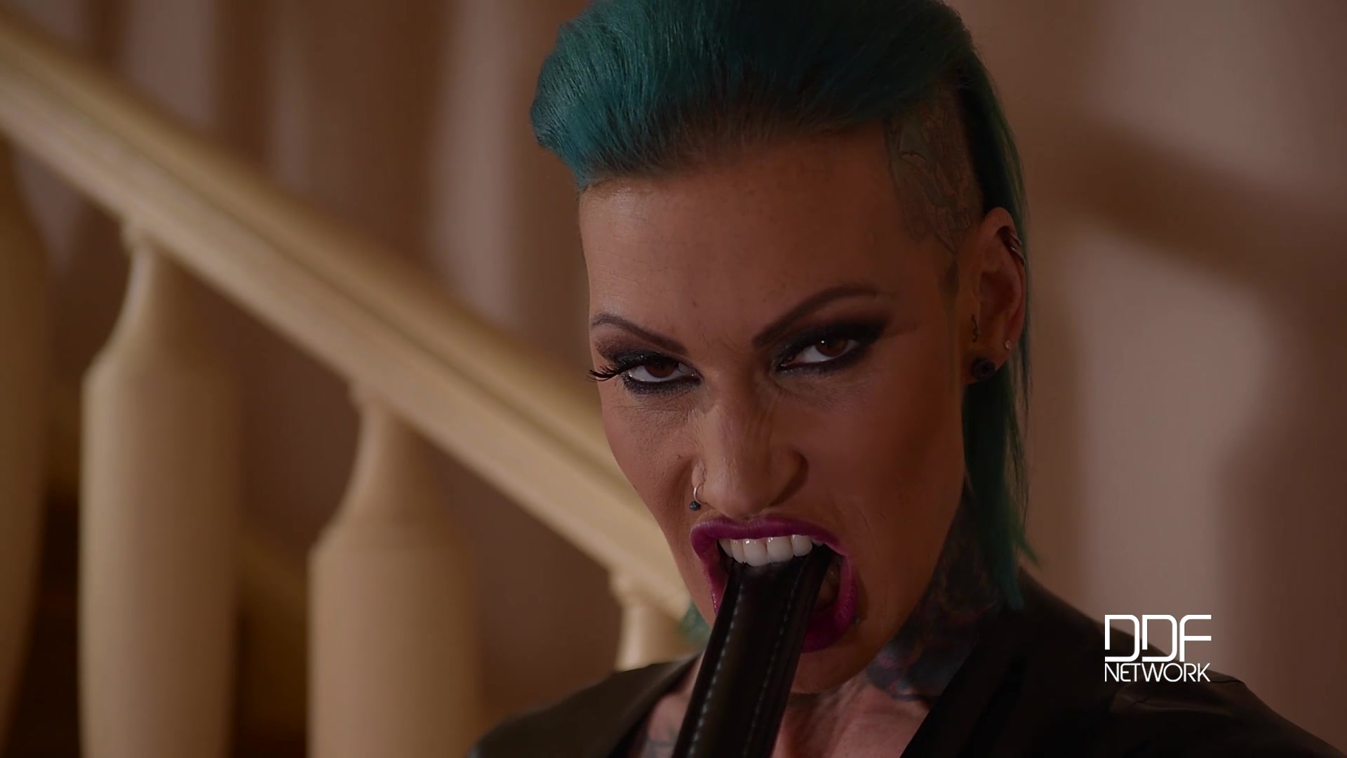 Hardcore Rotterdam - Tattooed Babe Crams Twat With Huge Dildo - PornWorld