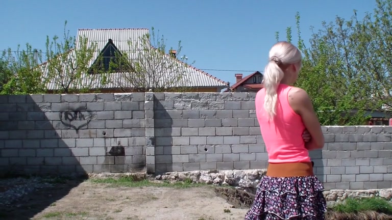 Blond pets snatch and does dilettante oral-stimulation sex in the street
