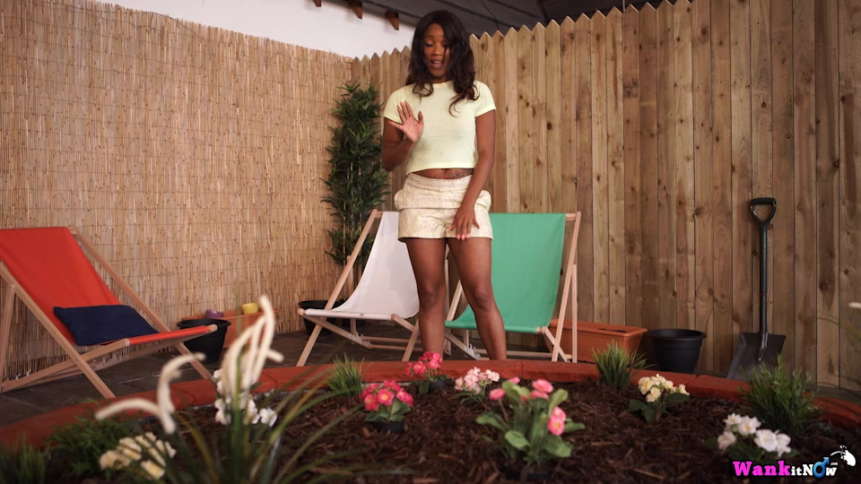 Kiki Minaj - Garden Wank - Sexy Videos - WankitNow