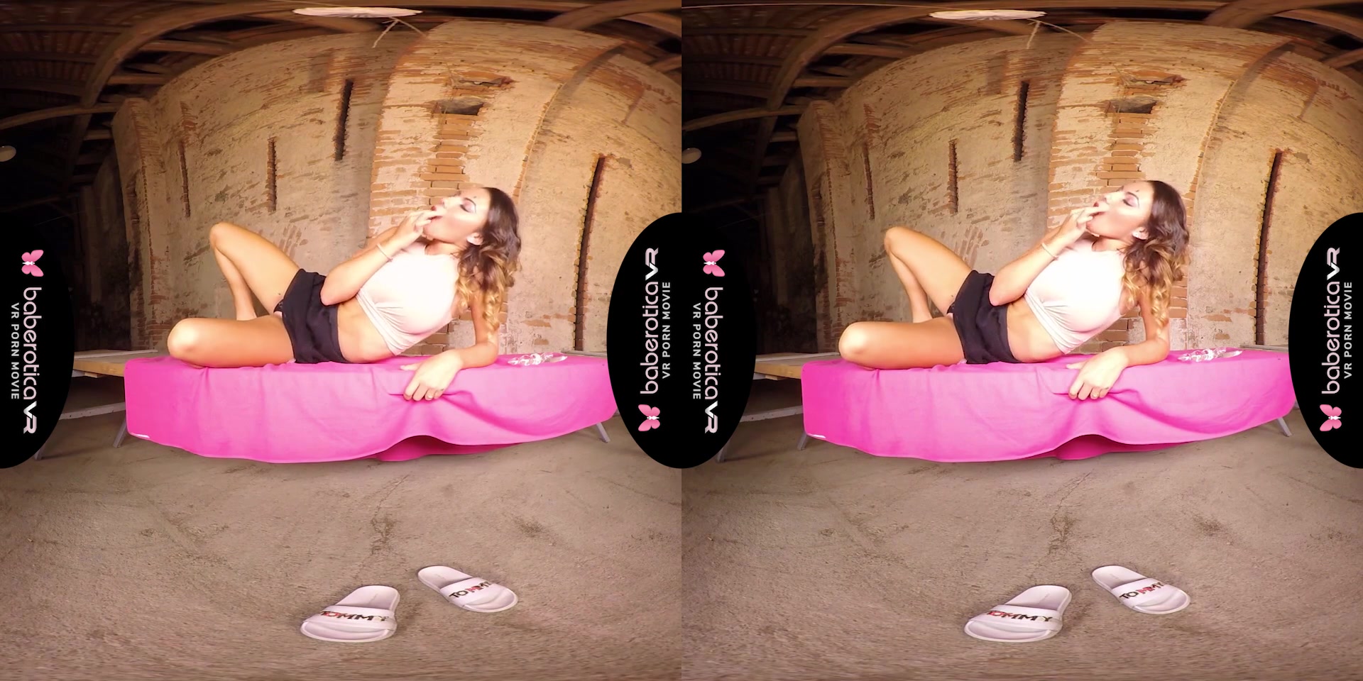Vanessa Decker takes us to a barn to get naked and show us her pussy - BaberoticaVR
